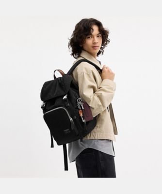 ローガン バックパック・シグネチャー ナイロン・チャーム | COACH